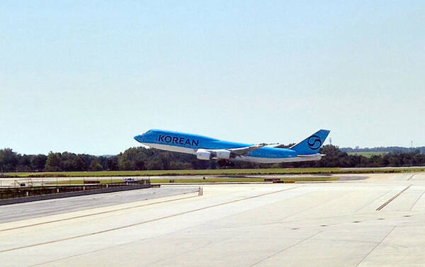 미국 이민 당국에 구금됐다가 풀려난 한국인 근로자들이 탑승한 대한항공 전세기가 11일(현지시간) 미국 조지아주 하츠필드-잭슨 애틀랜타 국제공항에서 이륙하는 모습. 연합뉴스