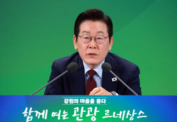 이재명 대통령이 12일 강원도 춘천시 강원창작개발센터에서 열린 지역 토론회 '강원의 마음을 듣다' 타운홀 미팅에서 질문에 답변하고있다. 연합뉴스