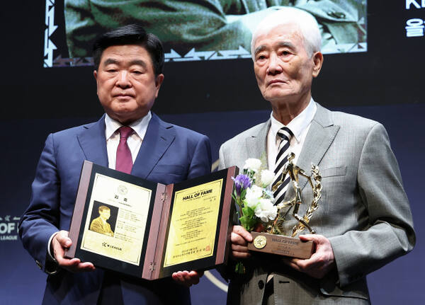 16일 서울 종로구 아산정책연구원에서 열린 ‘2025 K리그 명예의 전당’ 헌액식에서 김호 전 수원 삼성 감독(오른쪽)이 권오갑 한국프로축구연맹 총재에게 지도자 부문 상패를 받고 있다.연합뉴스