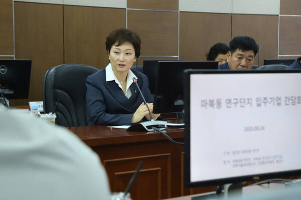 24일 더불어민주당 이언주 의원이 용인 기흥구 마북연구단지를 찾아 입주기업과의 간담회를 통해 현장의 애로사항을 직접 청취하고 해결 방안을 논의했다. 이언주 의원실 제공