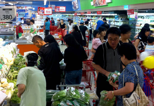 대형마트에서 장을 보는 사람들. 경기일보 DB