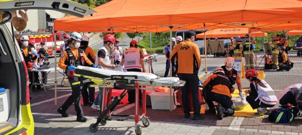 긴급구조훈련 현장에서 119구급대와 보건소가 합동으로 응급환자 처치 훈련을 하고 있다.손지영 기자