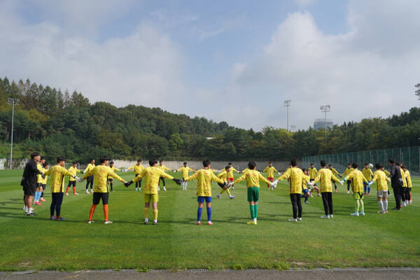 지난 26일부터 이틀간 수원월드컵경기장에서 진행된 ‘2025 월드컵재단 골키퍼클리닉’에서 참가자들이 함께 훈련하고 있다. 수원월드컵경기장관리재단 제공