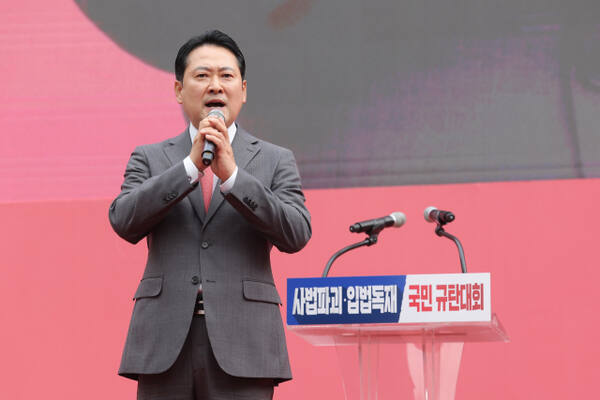 국민의힘 장동혁 대표가 28일 서울 시청역 인근 세종대로에서 열린 사법파괴 입법독재 국민 규탄대회에서 대국민 연설을 하고 있다. 연합뉴스