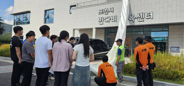 포천소방서 소방관이 반다비체육센터에서 소화전·소화기·심폐소생기 등의 사용법과 옥상에 설치된 승강기 사용법을 시현했다. 손지영