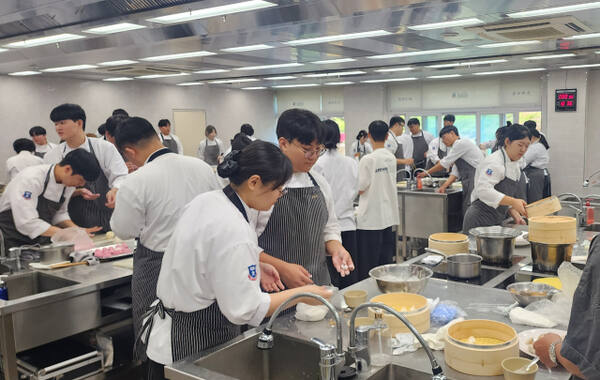 경동대 외국인 유학생들이 30일 추석 명절 음식을 만들며 즐거운 시간을 갖고 있다. 경동대 제공