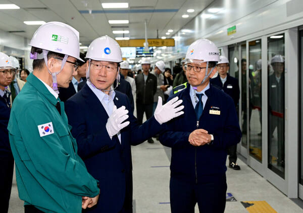 유정복 인천시장(가운데)과 최정규 인천교통공사(오른쪽) 사장이 4월30일 서구 아라역에서 검단 연장선 개통 대비 현장을 점검하고 있다. 인천시 제공