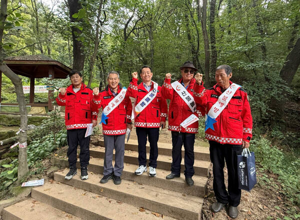 최근 문학산에서 열린 추석 연휴 산불예방 켐페인에서 참가자들이 기념촬영을 하고 있다. 미추홀구 제공