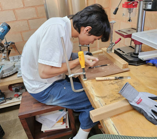 산마을고등학교의 학생이 실습을 통해 목공 작업을 하고 있다. 산마을고등학교 제공