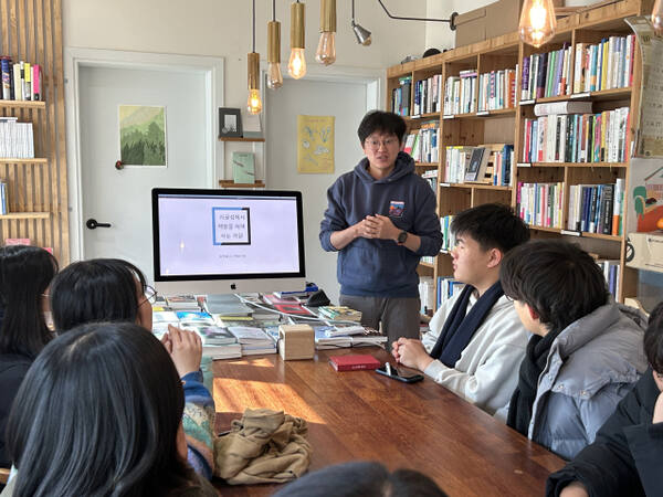 산마을고등학교의 학생들이 읽걷쓰 활동을 통해 책 출판 과정을 수업하고 있다. 산마을고등학교 제공