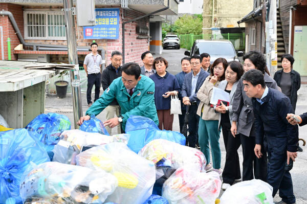 백영현 포천시장이 생활폐기물 미수거 문제 해결을 위해 청소대행업체, 관련 부서장, 읍면동장 등과 함께 주택 밀집 지역의 배출 쓰레기 현장을 직접 점검하고 있다. 포천시 제공