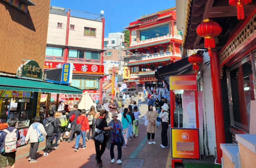 인천 중구 차이나타운이 내국인(32.6%)과 외국인(59.7%) 관광객 모두가 가장 많이 찾은 여행지로 나타났다. 사진은 주말 관광객들로 붐비는 차이나타운 거리 전경. 경기일보DB