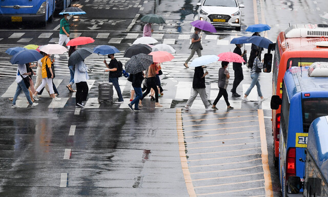 それは曇りで、今日の最高気温は18〜26度です [날씨]