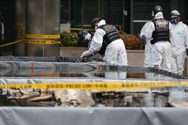 지난 30일 오전 대전 유성구 국가정보자원관리원(국정자원) 화재 현장에서 감식 관계자들이 불이 붙었던 무정전·전원 장치(UPS)용 리튬이온배터리의 상태를 살피고 있다. 앞서 지난 26일 정부 전산시스템이 있는 국정자원에서 리튬이온배터리 화재가 발생해 정부 전산 서비스가 대규모로 마비된 바 있다. 연합뉴스