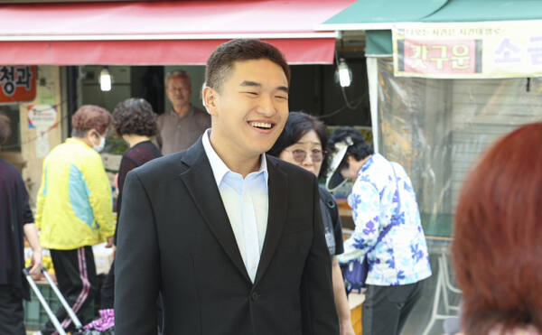 한채훈의왕시의원이 의왕시 부곡도깨비시장에서 주민들을 만나 민원사항을 청취하고 있다. 의왕시의회 제공