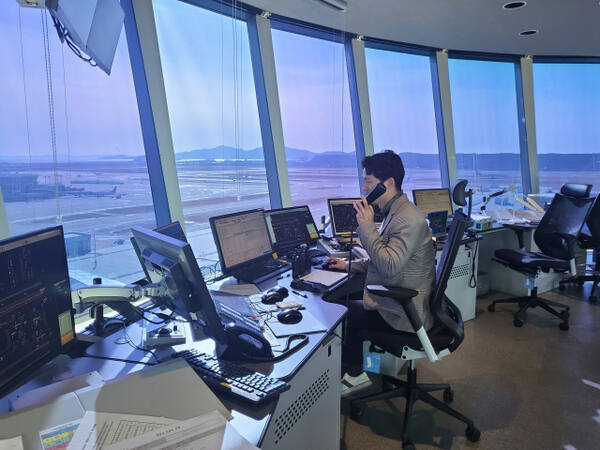 인천공항공사 계류장 내 항공기 통제업무가 이뤄지고 있다. 경기일보DB