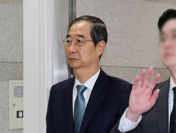 내란 우두머리 방조 혐의를 받는 한덕수 전 국무총리가 13일 서울 서초구 서울중앙지법에 출석 중이다. 연합뉴스