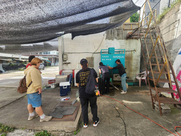 남동구 지역 주민 등으로 구성한 민간환경감시단과 남동구청 직원들이 대기·폐수 배출사업장을 점검하고 있다. 남동구청 제공