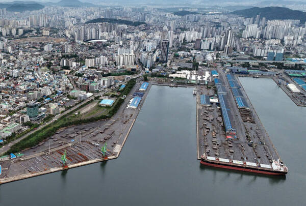 하늘에서 바라본 인천 내항 1·8부두 재개발 사업 대상지. 왼편으로 인천 중구 원도심이 보인다. 경기일보DB