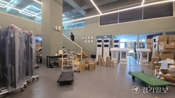 지난 9월 인천 한 지식산업센터 입주 업체가 복층으로 불법 개조한 사무실을 이용하고 있다. 경기일보 DB