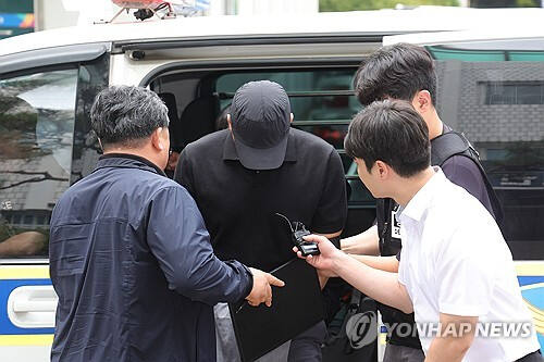 30일 오전 의정부시 가능동 의정부지법에서 강도상해 혐의로 구속영장이 청구된 포천농협 직원 A씨가 구속 전 피의자 심문을 위해 법정으로 이동하고 있다. 연합뉴스