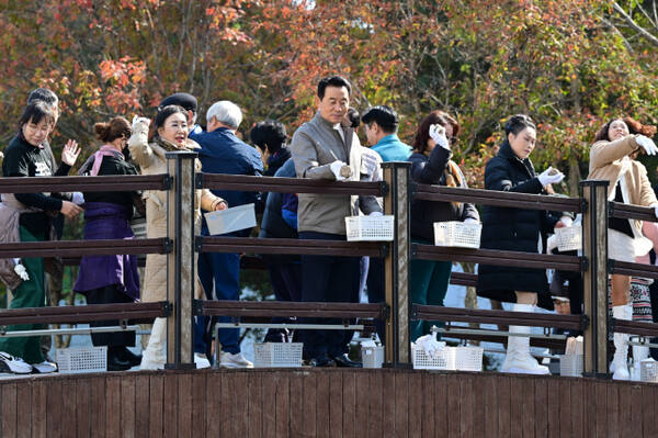 백영현 포천시장이 소흘읍 송우천 일원에서 열린 ‘유효미생물(EM) 흙공 던지기’ 환경정화 행사에 참여해 주민들과 함께 하천 정화 활동에 참여하고 있다. 포천시 제공