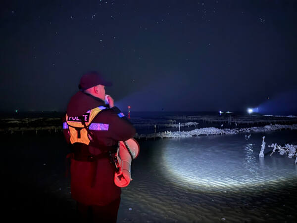 인천해경 경찰관이 중구 무의동 하나개해수욕장에서 안전순찰을 하고 있다. 인천해양경찰서 제공