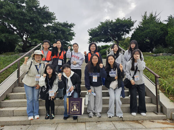 인천의 학생들이 인천길탐방을 떠나기 전 인증사진을 촬영하고 있다. 인천시교육청 제공