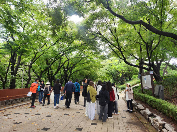 인천의 학생들이 인천길을 걸으며 인천의 역사에 대해 배우고 있다. 인천시교육청 제공