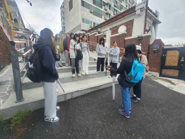 인천의 학생들이 전문강사가 소개하는 안전신문고 신고 방법을 통해 길을 걷던 중 발견한 안전 위험 요소를 신고하고 있다. 인천시교육청 제공