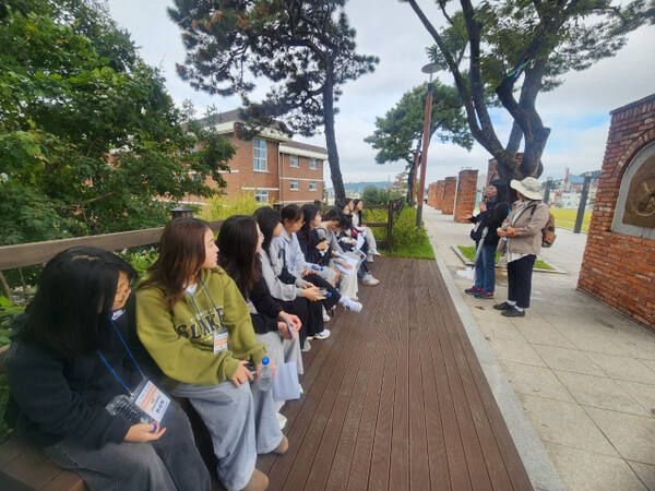 인천의 학생들이 전문강사가 소개하는 안전신문고 신고 방법을 통해 길을 걷던 중 발견한 안전 위험 요소를 신고하고 있다. 인천시교육청 제공