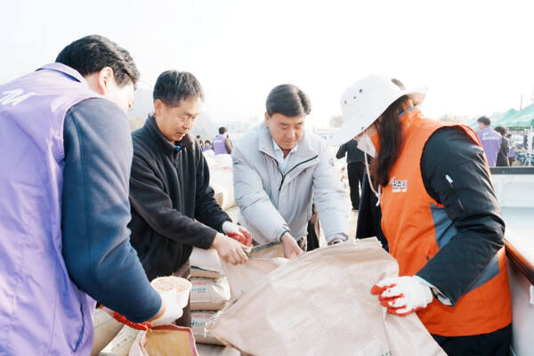 방세환 광주시장이 퇴촌면 광동리 일원에서 진행된 ‘2025 공공비축미’ 수매 현장에서 벼를 살펴 보고 있다. 광주시 제공
