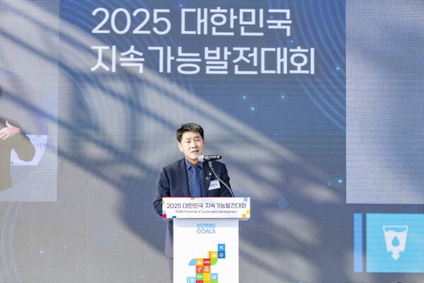 지난 5일 화성특례시 정조효공원에서 열린 ‘2025 대한민국 지속가능발전대회’에서 배정수 화성특례시의회 의장이 축사를 하고 있다. 화성특례시의회 제공