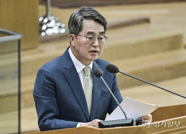 6일 오후 경기도의회 본회의장에서 열린 '제387회 정례회 제3차 본회의'에서 김동연 경기도지사가 경기도의원 8명의 도정질문에 대해 일괄 답변하고 있다. 홍기웅기자