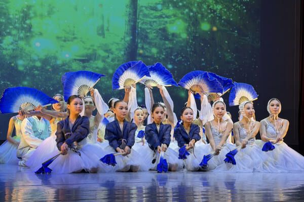 8일 열린 2025 꿈의무용단 성과공유회에서 단원들이 부채춤을 공연하고 있다. 김샛별 기자