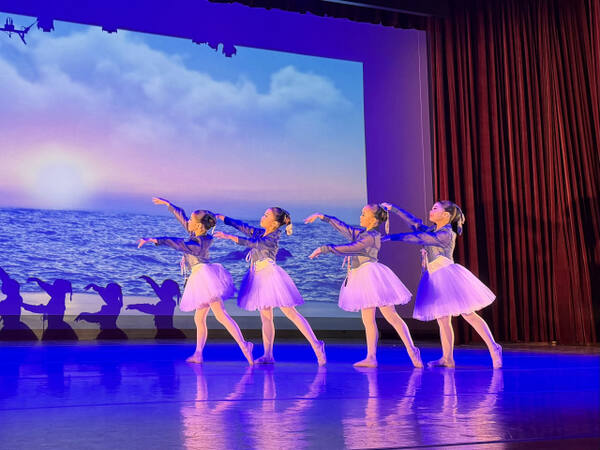 8일 열린 2025 꿈의무용단 성과공유회에서 단원들이 무용으로 바다를 표현하고 있다. 김샛별 기자