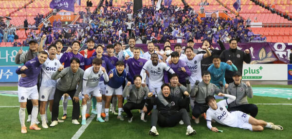 FC안양이 8일 제주도 서귀포월드컵경기장에서 열린 K리그1 36라운드 원정 경기서 제주SK FC에 2-1 승리를 거두고 1부리그 잔류를 확정했다. 안양 제공