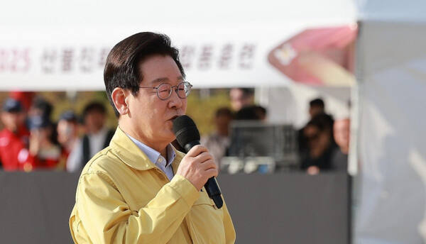 이재명 대통령이 6일 강원도 원주 산림항공본부에서 산불진화 관·군 합동훈련 참관 후 발언하고 있다. 연합뉴스