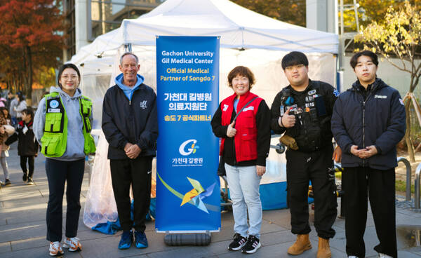 가천대 길병원 의료 지원단이 송도 채드윅 송도국제학교를 방문, 대회를 지원한뒤 기념촬영을 하고 있다. 가천대 길병원 제공