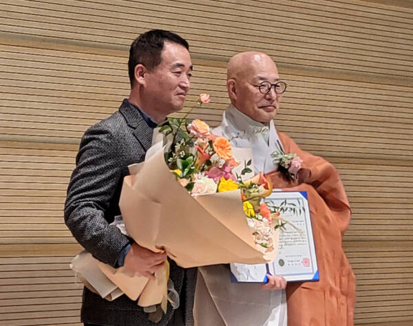 대한불교조계종 총무원장 진우 스님(오른쪽)에게 표창을 받은 박흥식 강화경찰서 불자회장. 조향래 기자