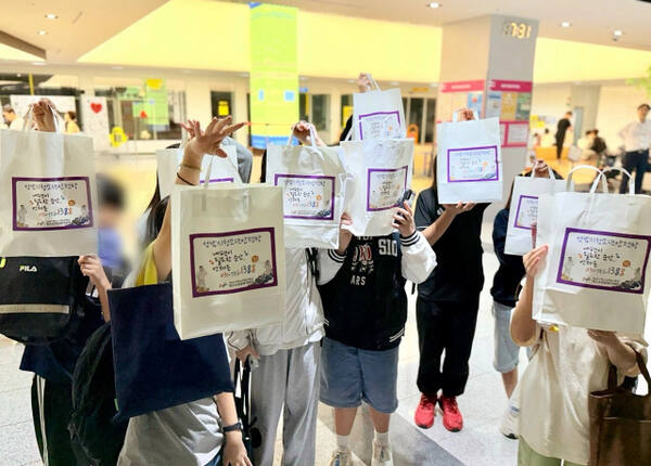 후원물품을 전달받은 성남지역 위기 청소년들. 성남시청소년청년재단 제공