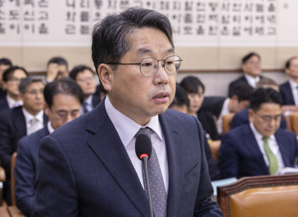 노만석 검찰총장 직무대행이 10월 27일 서울 여의도 국회 법제사법위원회에서 열린 2025년 국정감사에서 기관 업무 보고를 하고 있다. 연합뉴스