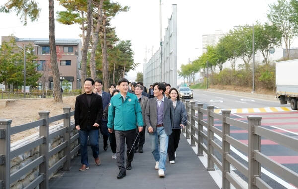 방세환 광주시장이 직원들과 광주시 광남동 일원 주요 공사현장을 점검하고 있다. 광주시 제공