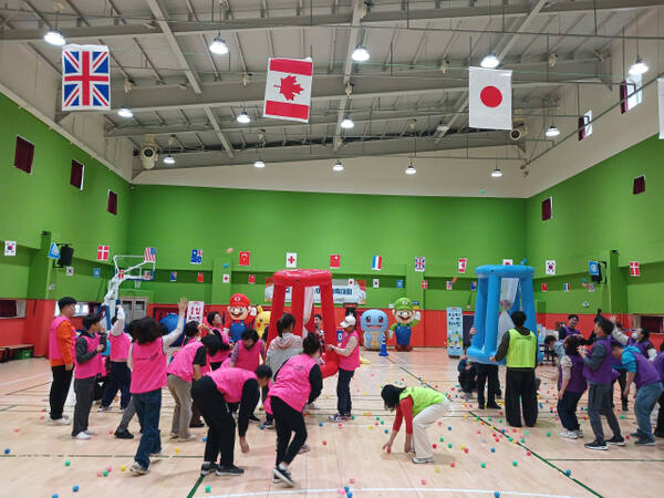 제2회 늘품 한마음 체육대회에 참여한 늘품발달장애인평생교육센터 이용자들과 관계자들이 모형 타이어 굴리기, 볼풀공 던지기, 색깔판 뒤집기, 훌라우프 넘기 등 행사를 즐기고 있다. 늘품발달장애인평생교육센터 제공