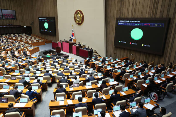 10월26일 국회 본회의에서 '응급실 뺑뺑이 방지법'인 응급의료에 관한 법률 일부개정법률안이 통과되고 있다. 연합뉴스