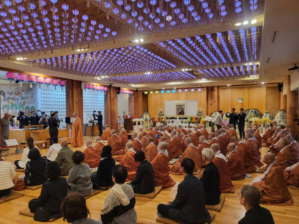 전등사 무설전에서 열린 이목당 서운 대종사 문집 봉정식 및 다례. 조향래 기자