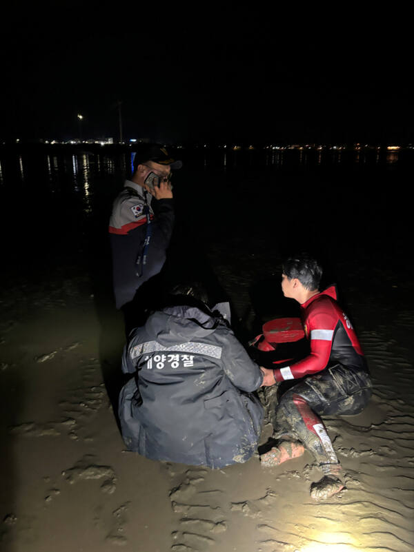 평택해경이 지난 8일 안산시 방아머리 해변 인근에서 물에 빠진 여학생을 구조하고 있다. 평택해경 제공