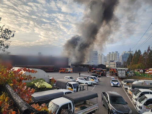 오산시에 있는 한 식자재 마트에서 검은 연기가 피어오르고 있다. 연합뉴스