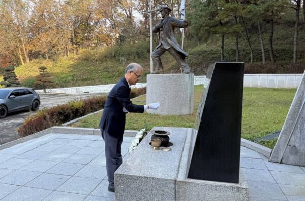 박용주 제33대 경기북부보훈지청장이 의정부시 현충탑에 참배하고 있다. 경기북부보훈지청 제공