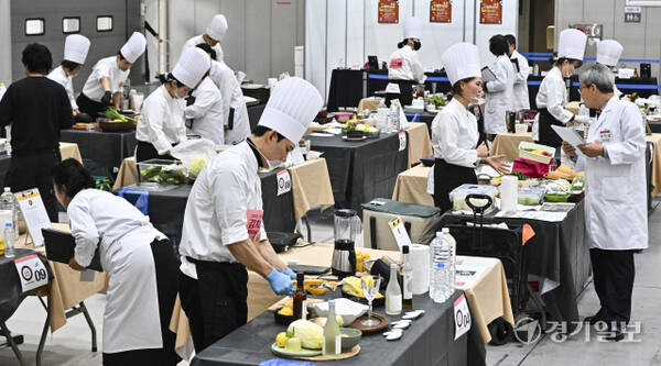 9일 오전 수원컨벤션센터에서 열린 ‘2025 전국김치경연대회’에서 참가자들이 다양한 김치를 만들고 있다. ‘2025 경기 김치페스타’의 일환으로 열린 전국김치경연대회는 경기농산물로 만든 이색 김치를 발굴하기 위해 개최했다. 홍기웅기자